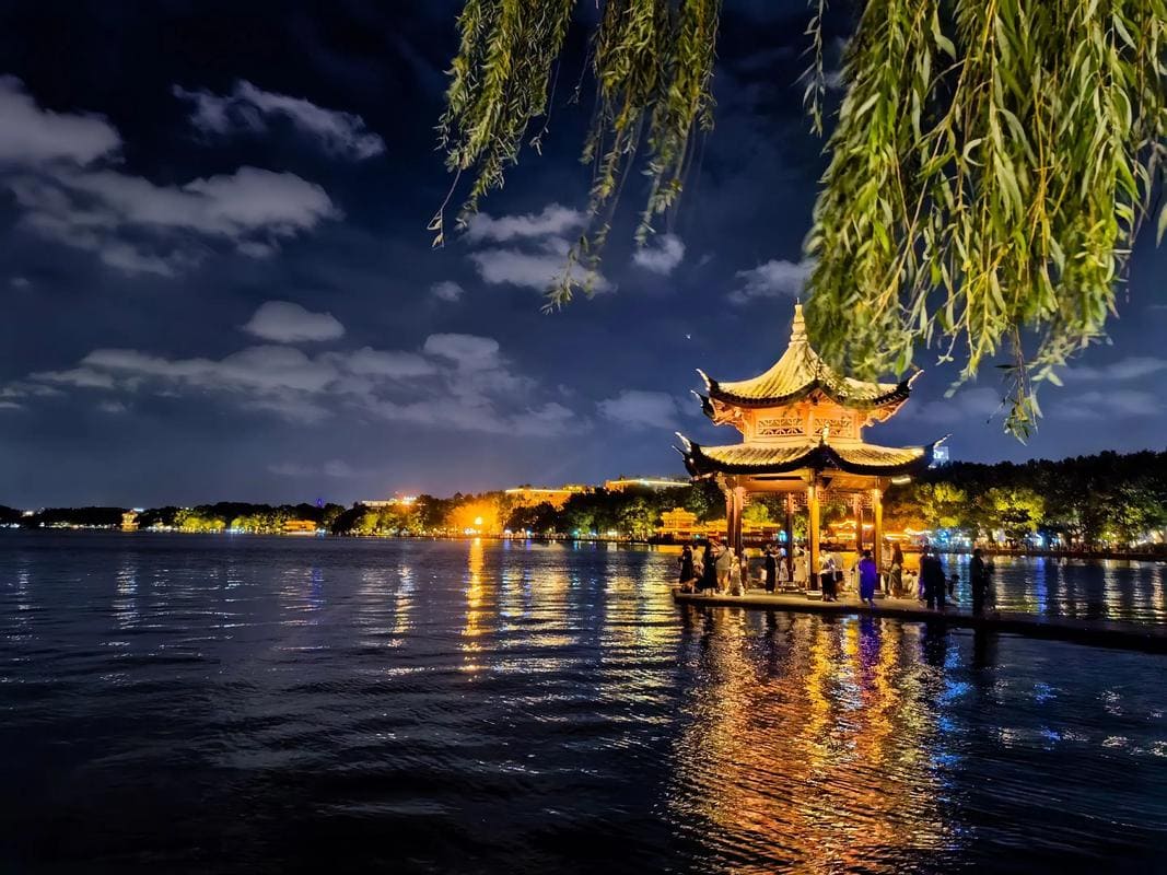 West-Lake-Night-View