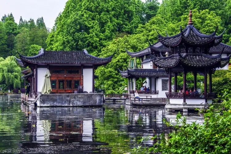 Viewing-Fish-at-the-Flower-Pond