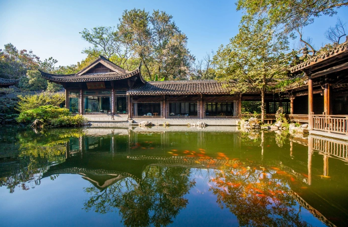 Viewing-Fish-at-the-Flower-Pond