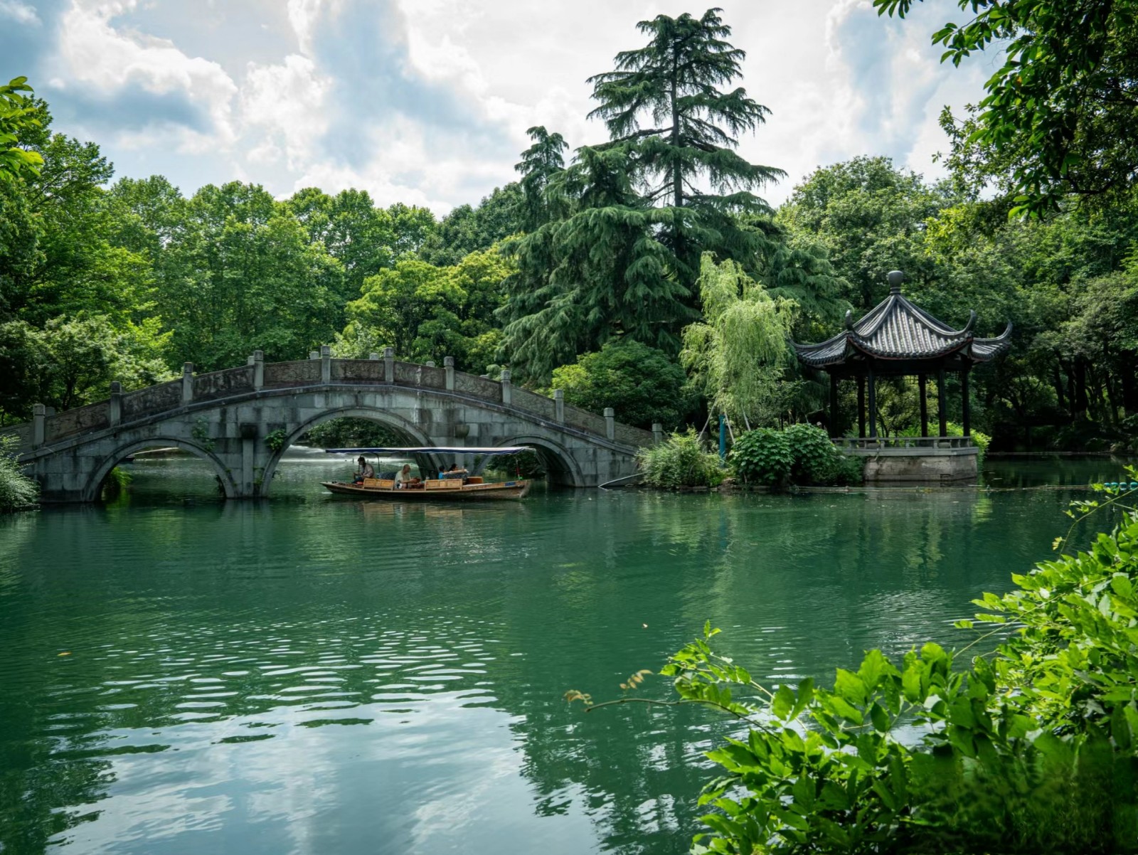 Viewing-Fish-at-the-Flower-Pond-Hangzhou