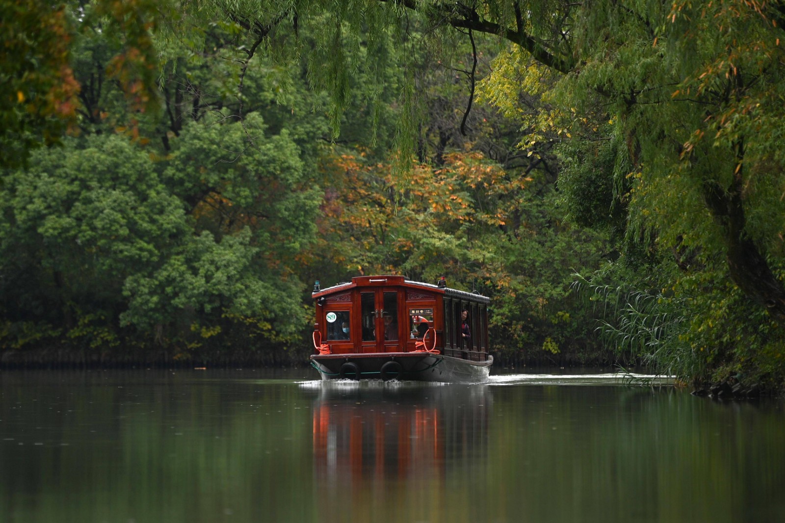 electric-powered-boat