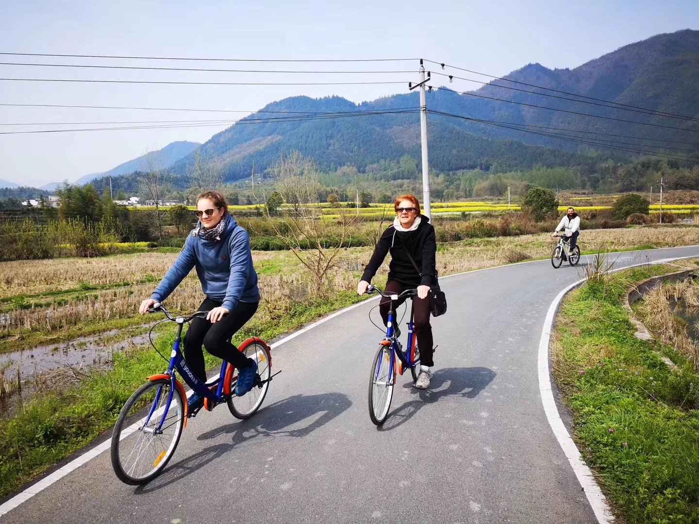 Explore-Hongcun-by-Bicycle