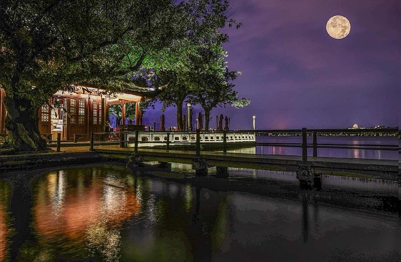 Moon-over-the-Peaceful-Lake-in-Autumn2
