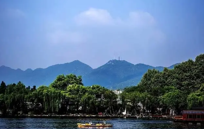 Two-Peaks-Piercing-the-Clouds