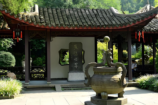 Yellow-Dragon-Cave-Dressed-in-Green2 Yellow-Dragon-Cave-Dressed-in-Green2